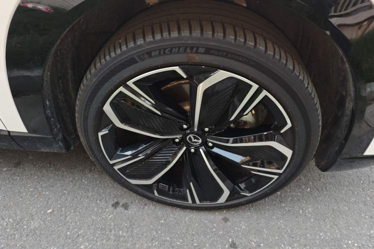 Used Mazda EZ-60 2025 Model Range-Extended 200 Max Right Front Wheel Hub