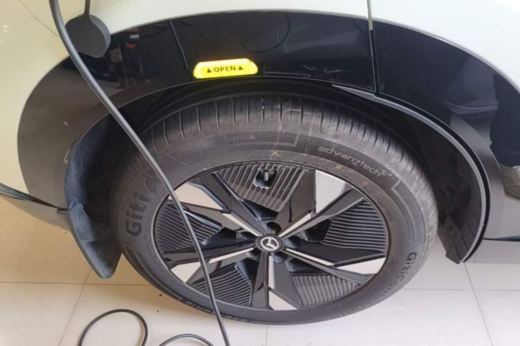 Used Mazda EZ-60 2025 Model Range-Extended 200 Air+ Right Rear Wheel Hub