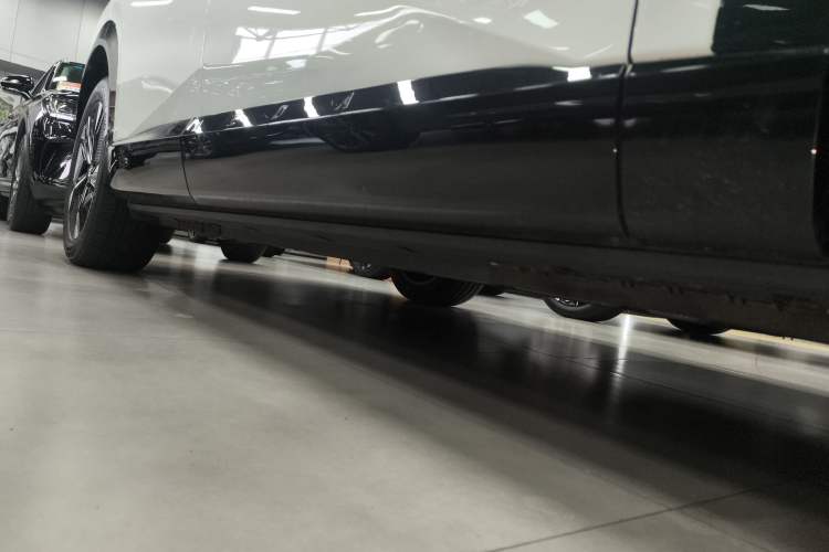 Used Mazda EZ-60 2025 Model Range-Extended 200 Max Right Side Sill