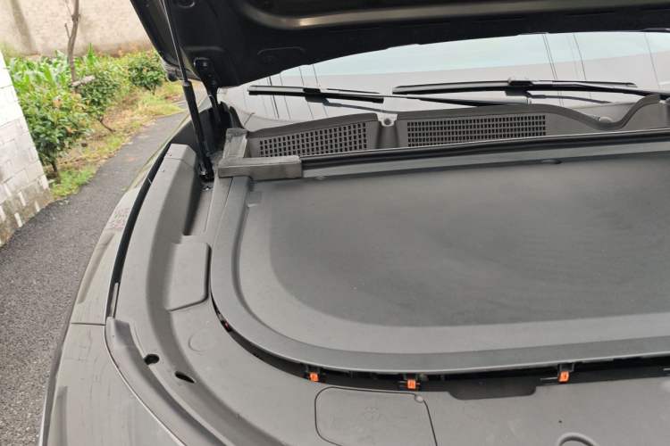 Used Mazda EZ-60 2026 Model Range: Extended-Range 200 Pro Engine Bay Right