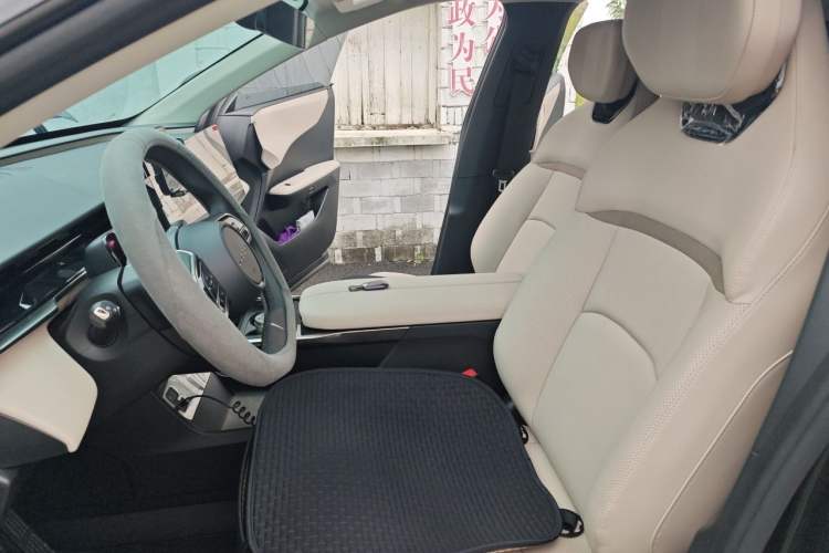 Used Mazda EZ-60 2026 Model Range: Extended-Range 200 Pro Left Front Seat
