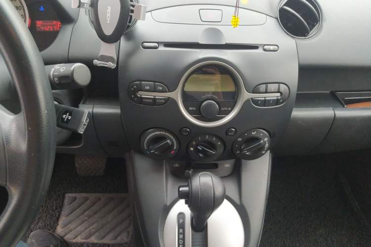 Used Mazda 2 2007 1.3L Automatic Standard Edition Audio And AC Panel