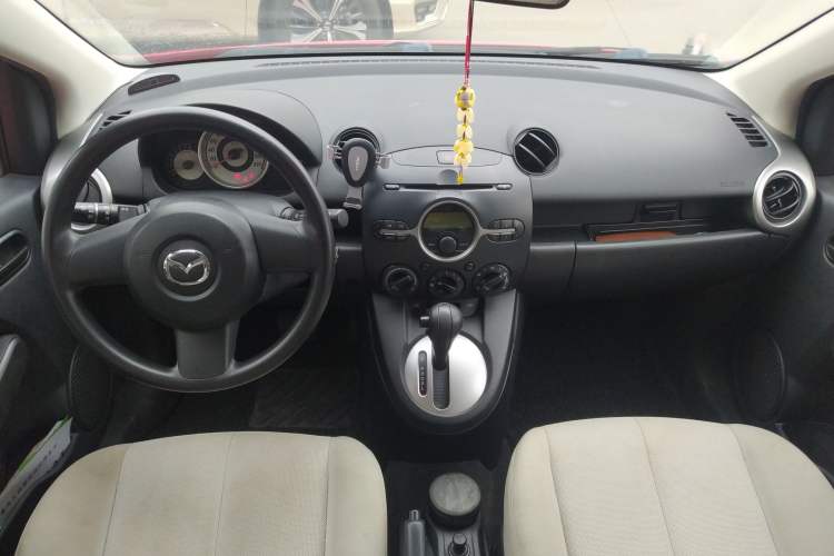Used Mazda 2 2007 1.3L Automatic Standard Edition Center Console