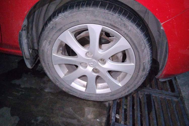 Used Mazda 2 2007 1.3L Automatic Standard Edition Right Front Wheel Hub
