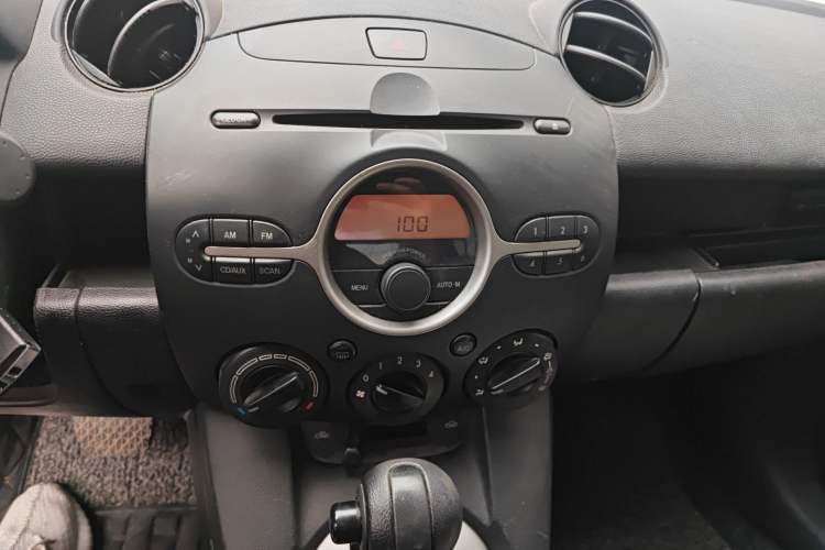 Used Mazda 2 2009 1.5L Automatic Value Edition Audio And AC Panel