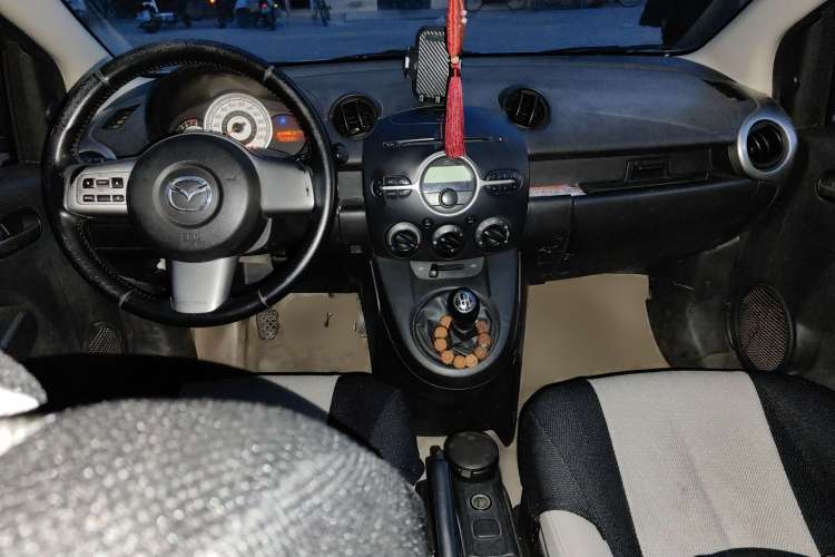 Used Mazda 2 2009 1.5L Manual Value Edition Center Console