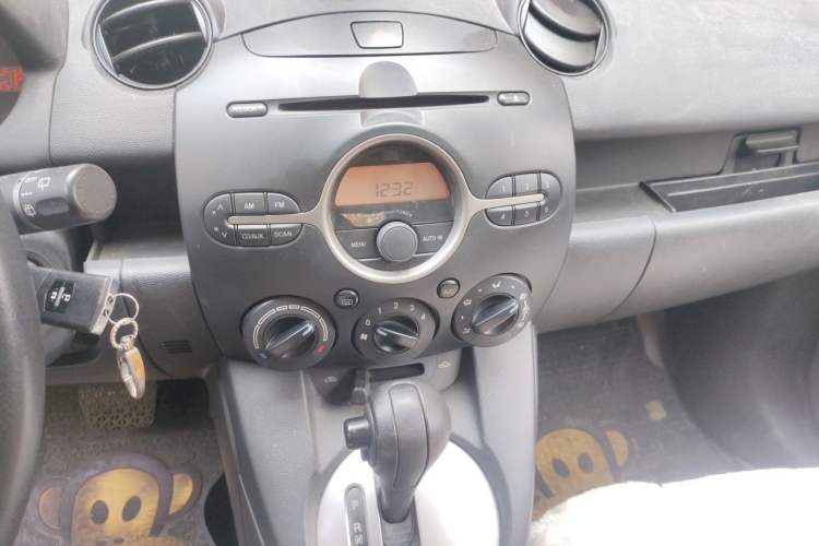 Used Mazda 2 2009 1.5L Automatic Value Edition Audio And AC Panel