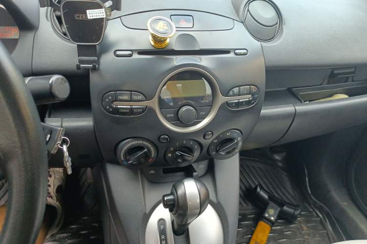 Used Mazda 2 2011 XuanDong 1.5L Automatic Fashion Edition Audio And AC Panel