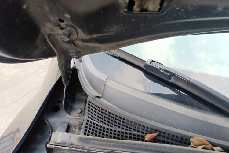 Used Mazda 2 2011 XuanDong 1.5L Automatic Fashion Edition Engine Bay Right