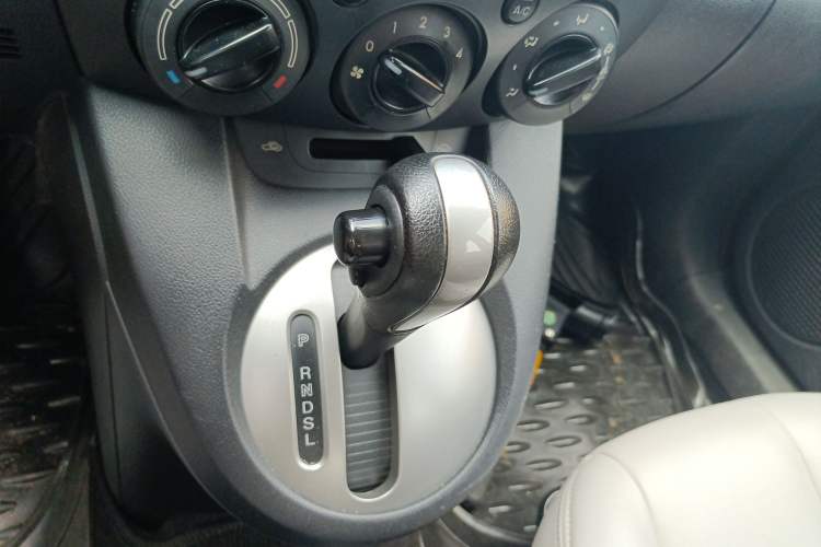 Used Mazda 2 2011 XuanDong 1.5L Automatic Fashion Edition Gear Lever