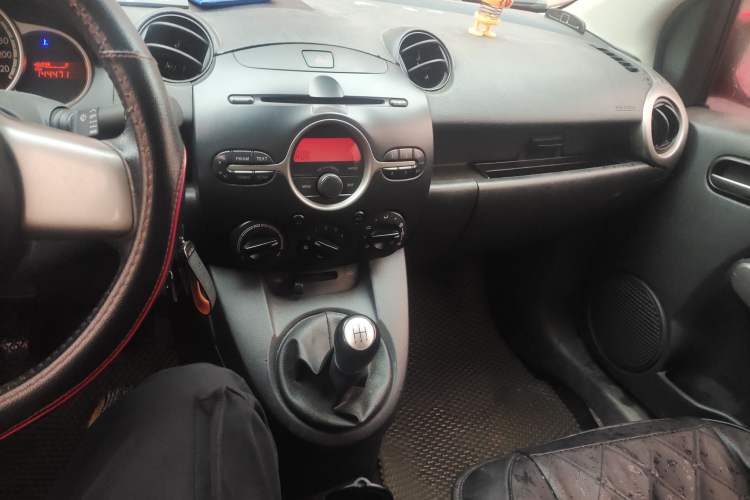 Used Mazda 2 2011 Xuan Dong 1.5L Manual Value Edition Audio And AC Panel