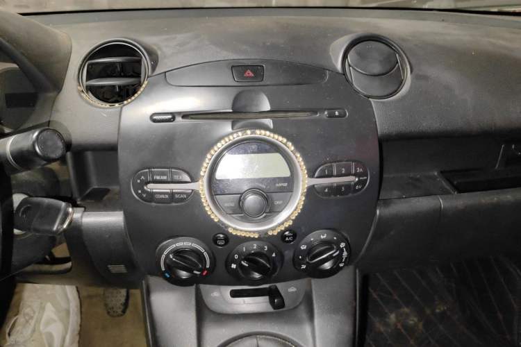 Used Mazda 2 2011 XuanDong 1.5L Manual Fashion Edition Audio And AC Panel