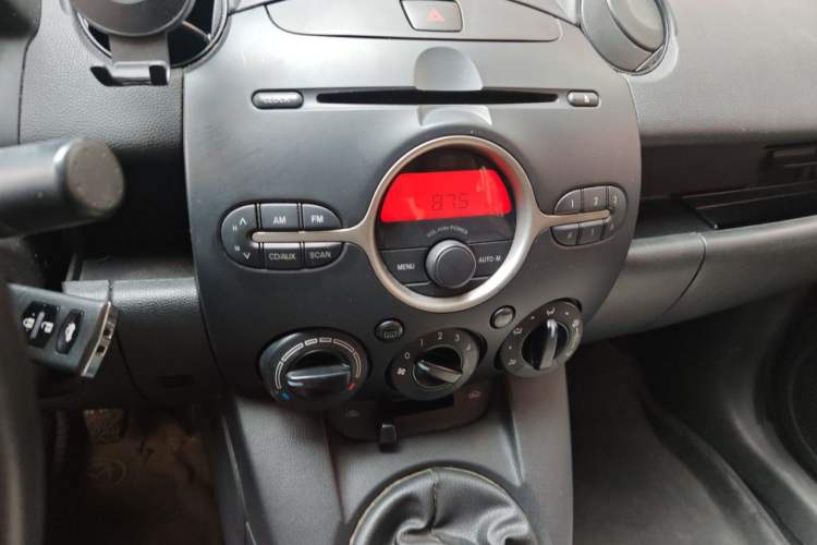 Used Mazda 2 2011 XuanDong 1.5L Manual Fashion Edition Audio And AC Panel