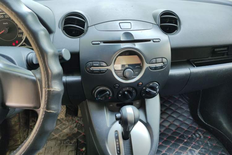 Used Mazda 2 2011 XuanDong 1.5L Automatic Value Edition Audio And AC Panel