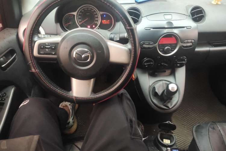Used Mazda 2 2011 Xuan Dong 1.5L Manual Value Edition Center Console