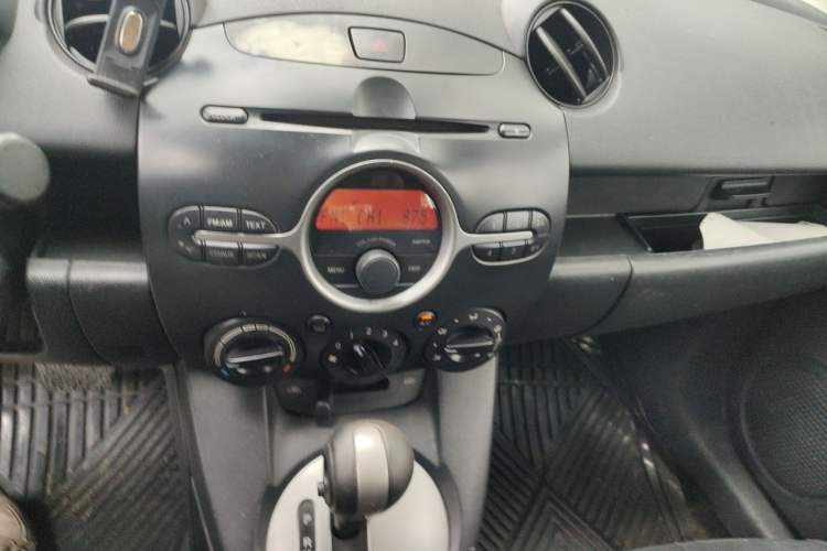 Used Mazda 2 2011 Xuan Dong 1.5L Automatic Luxury Edition Audio And AC Panel