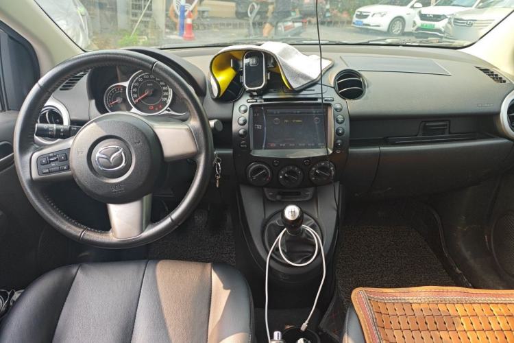Used Mazda 2 2011 XuanDong 1.5L Manual Fashion Edition Center Console
