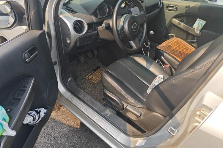 Used Mazda 2 2011 XuanDong 1.5L Manual Fashion Edition Driver Seat