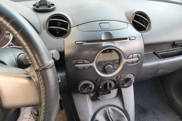 Used Mazda 2 2011 XuanDong 1.5L Manual Fashion Edition Audio And AC Panel