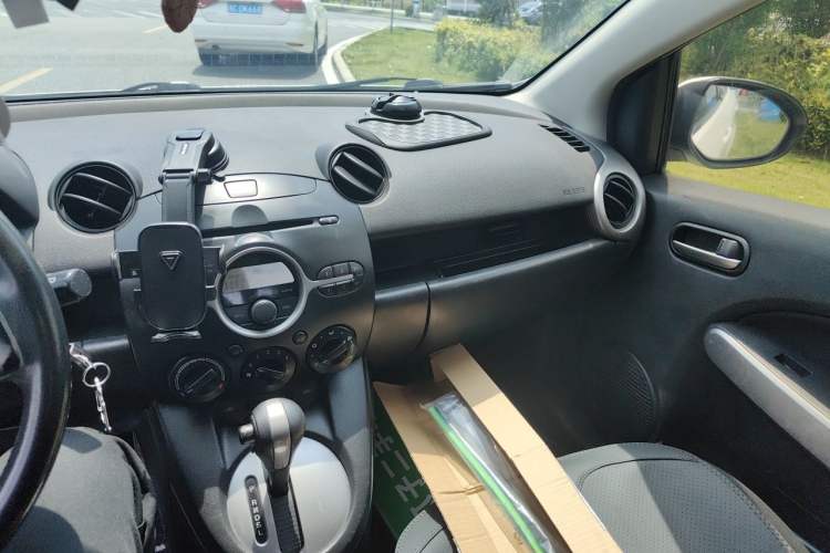Used Mazda 2 2011 XuanDong 1.5L Automatic Value Edition Audio And AC Panel