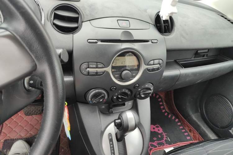 Used Mazda 2 2011 XuanDong 1.5L Automatic Value Edition Audio And AC Panel