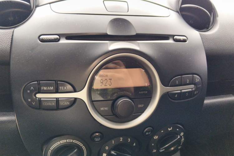 Used Mazda 2 2011 XuanDong 1.5L Automatic Fashion Edition Audio And AC Panel