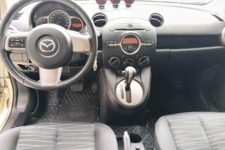 Used Mazda 2 2011 XuanDong 1.5L Automatic Fashion Edition Center Console