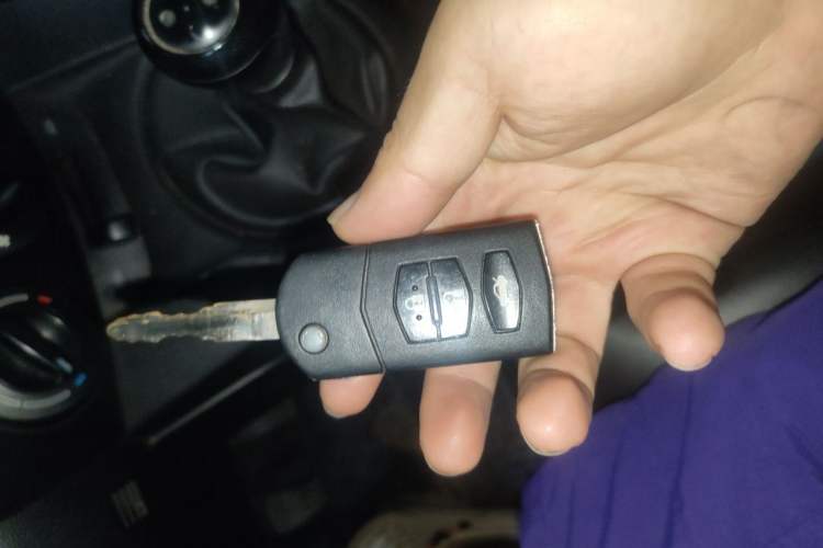 Used Mazda 2 2012 Sedan XuanDong 1.5L Manual Fashion Edition Vehicle Key