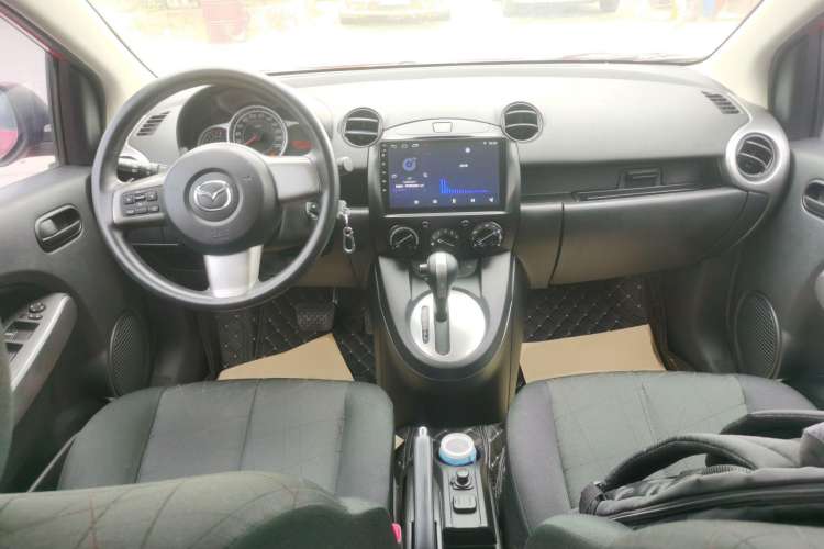 Used Mazda 2 2012 Hatchback Xuan Dong 1.5L Automatic Value Edition Center Console