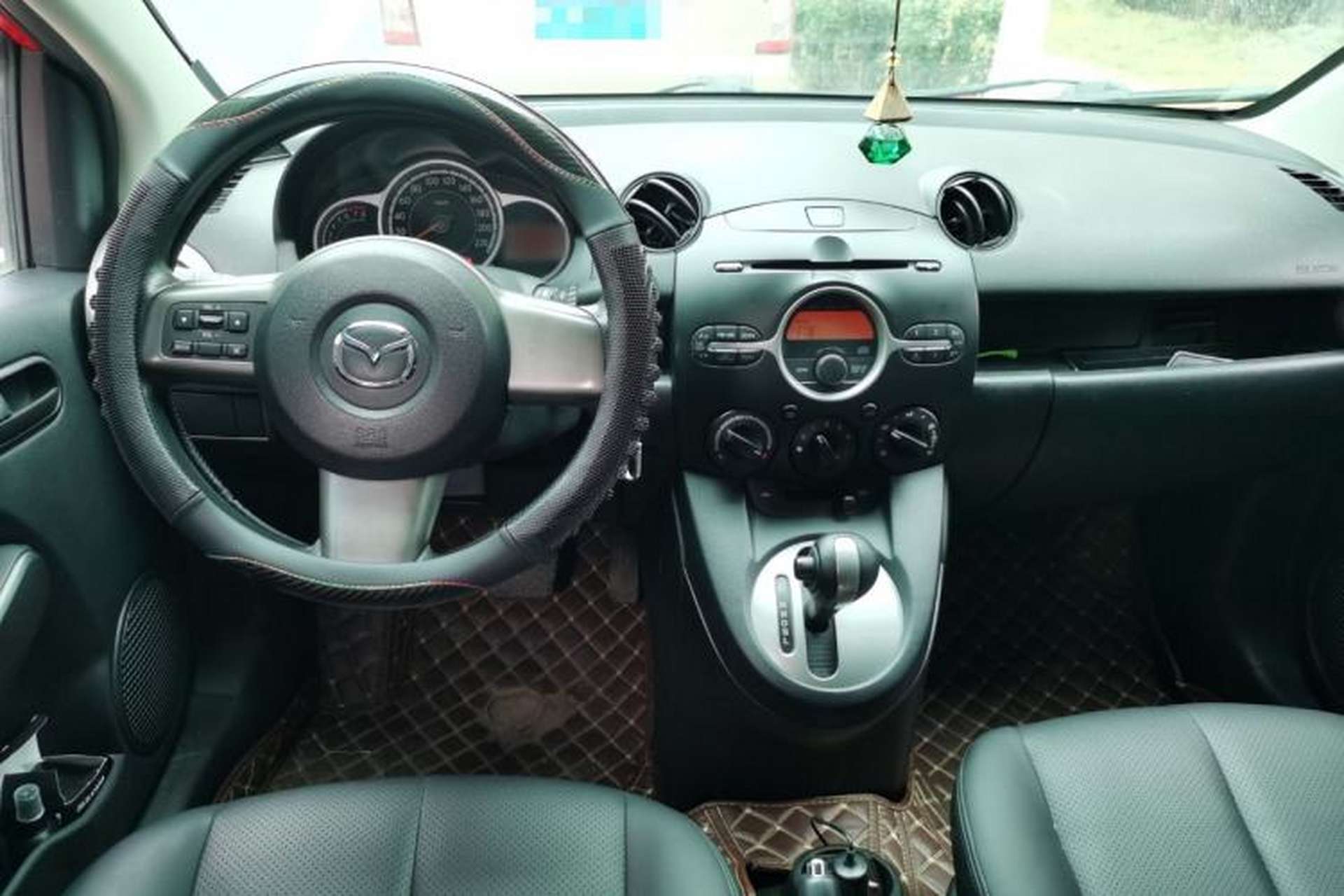 Used Mazda 2 2012 Hatchback Xuan Dong 1.5L Automatic Value Edition Center Console