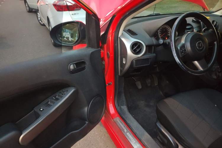 Used Mazda 2 2012 Hatchback Xuan Dong 1.5L Manual Value-Added Edition Driver Seat