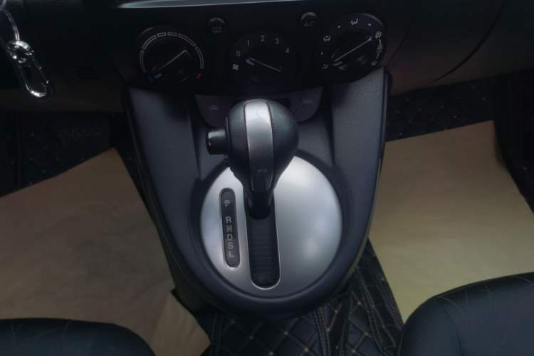 Used Mazda 2 2012 Hatchback Xuan Dong 1.5L Automatic Value Edition Gear Lever