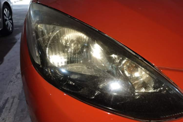 Used Mazda 2 2012 Hatchback Xuan Dong 1.3L Automatic Standard Edition Right Front Headlight