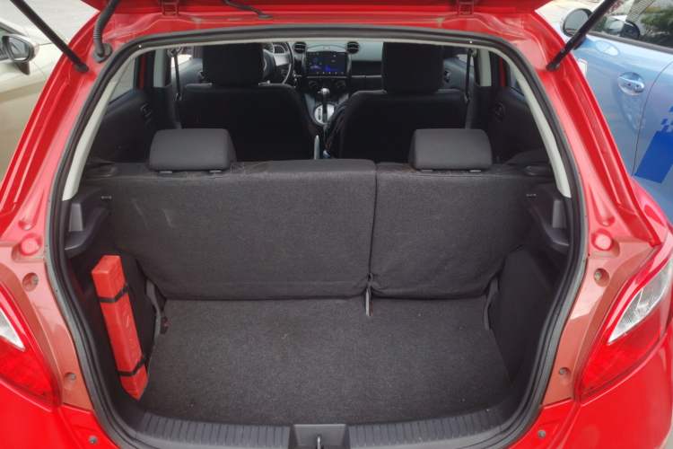 Used Mazda 2 2012 Hatchback Xuan Dong 1.5L Automatic Value Edition Trunk
