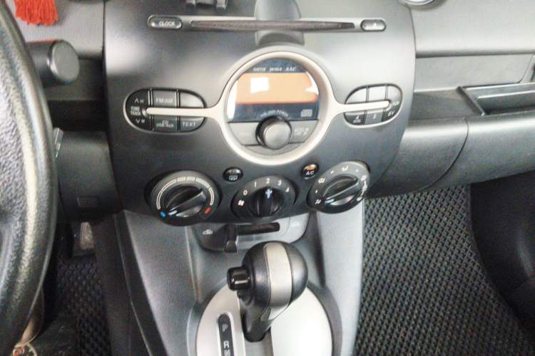 Used Mazda 2 2012 Sedan XuanDong 1.5L Automatic Fashion Edition Audio And AC Panel