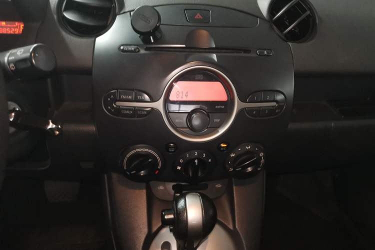 Used Mazda 2 2012 Hatchback Xuan Dong 1.5L Automatic Value Edition Audio And AC Panel