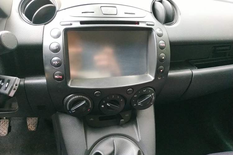 Used Mazda 2 2012 Sedan XuanDong 1.5L Manual Fashion Edition Audio And AC Panel