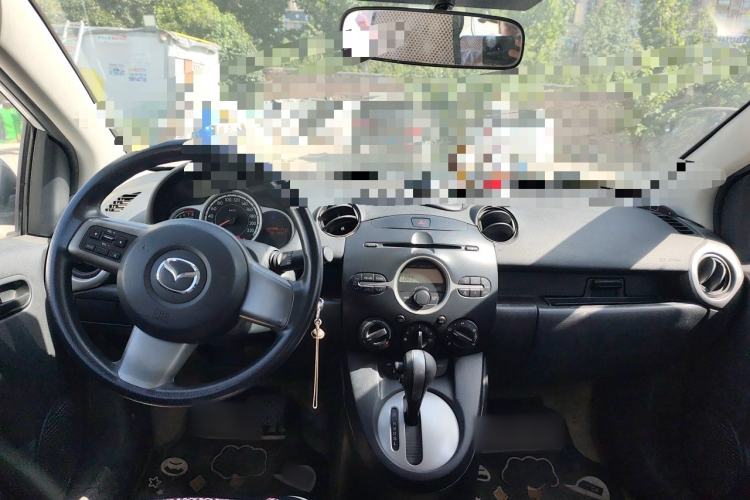 Used Mazda 2 2012 Hatchback Xuan Dong 1.5L Automatic Value Edition Center Console