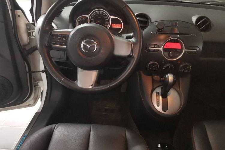 Used Mazda 2 2012 Hatchback Xuan Dong 1.5L Automatic Value Edition Center Console