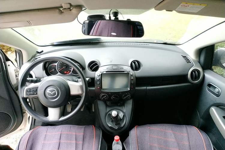 Used Mazda 2 2012 Sedan XuanDong 1.5L Manual Fashion Edition Center Console