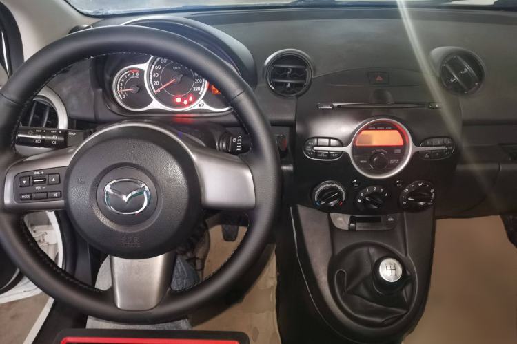 Used Mazda 2 2012 Sedan XuanDong 1.5L Manual Fashion Edition Center Console