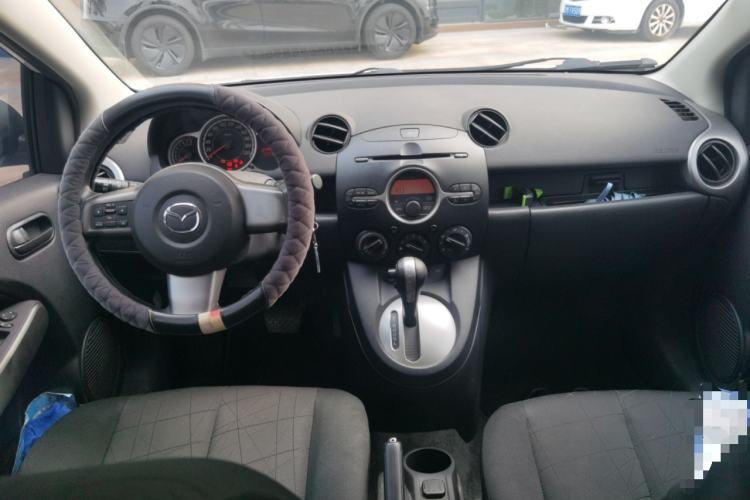 Used Mazda 2 2012 Hatchback Xuan Dong 1.5L Automatic Value Edition Center Console