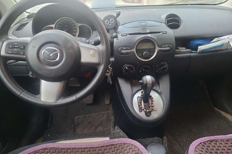 Used Mazda 2 2012 Hatchback Xuan Dong 1.5L Automatic Value Edition Center Console