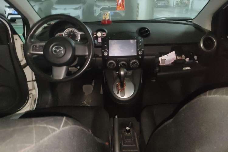 Used Mazda 2 2012 Hatchback Xuan Dong 1.5L Automatic Value Edition Center Console