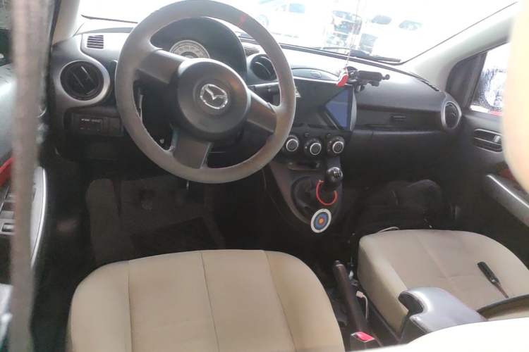 Used Mazda 2 2012 Hatchback Xuan Dong 1.3L Manual Standard Edition Center Console
