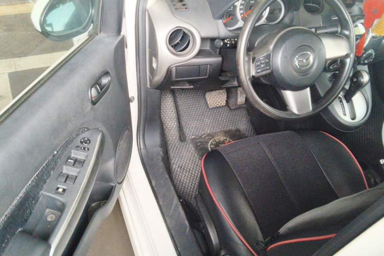 Used Mazda 2 2012 Sedan XuanDong 1.5L Automatic Fashion Edition Driver Seat