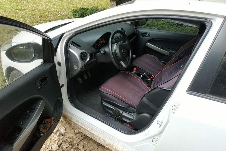 Used Mazda 2 2012 Sedan XuanDong 1.5L Manual Fashion Edition Driver Seat