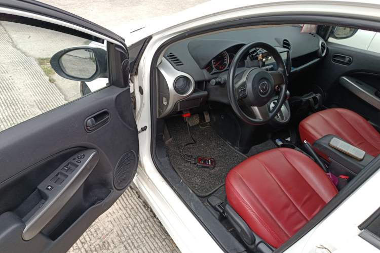 Used Mazda 2 2012 Hatchback Xuan Dong 1.5L Automatic Value Edition Driver Seat
