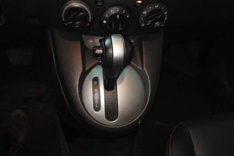 Used Mazda 2 2012 Hatchback Xuan Dong 1.5L Automatic Value Edition Gear Lever
