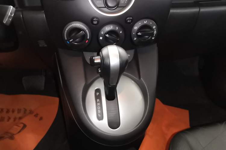 Used Mazda 2 2012 Hatchback Xuan Dong 1.5L Automatic Value Edition Gear Lever